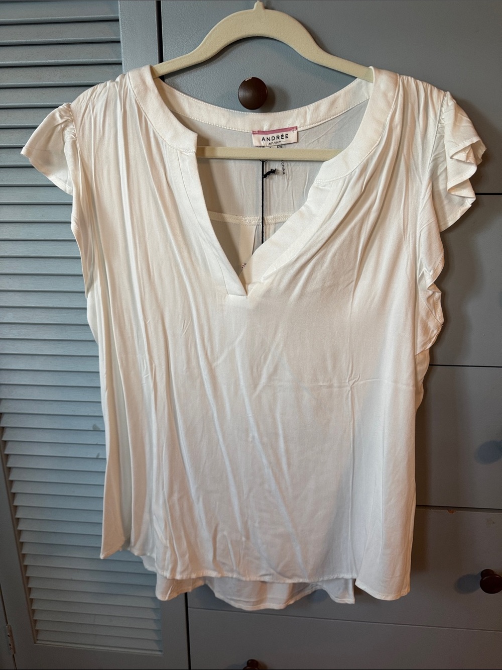 ANDREE BY UNIT White V-Neck Ruffle Sleeve Blouse